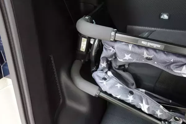 「話題の「デリカミニ」の使える度がヤバイ！　大人２人＋愛犬の泊まり旅の荷物が余裕で積める衝撃」の画像