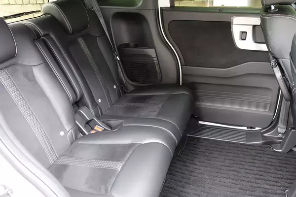 「話題の「デリカミニ」の使える度がヤバイ！　大人２人＋愛犬の泊まり旅の荷物が余裕で積める衝撃」の画像