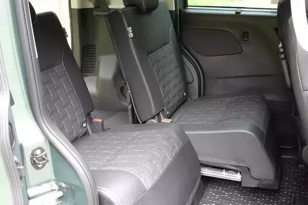 「話題の「デリカミニ」の使える度がヤバイ！　大人２人＋愛犬の泊まり旅の荷物が余裕で積める衝撃」の画像