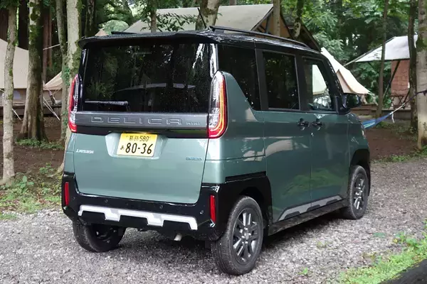 「話題の「デリカミニ」の使える度がヤバイ！　大人２人＋愛犬の泊まり旅の荷物が余裕で積める衝撃」の画像