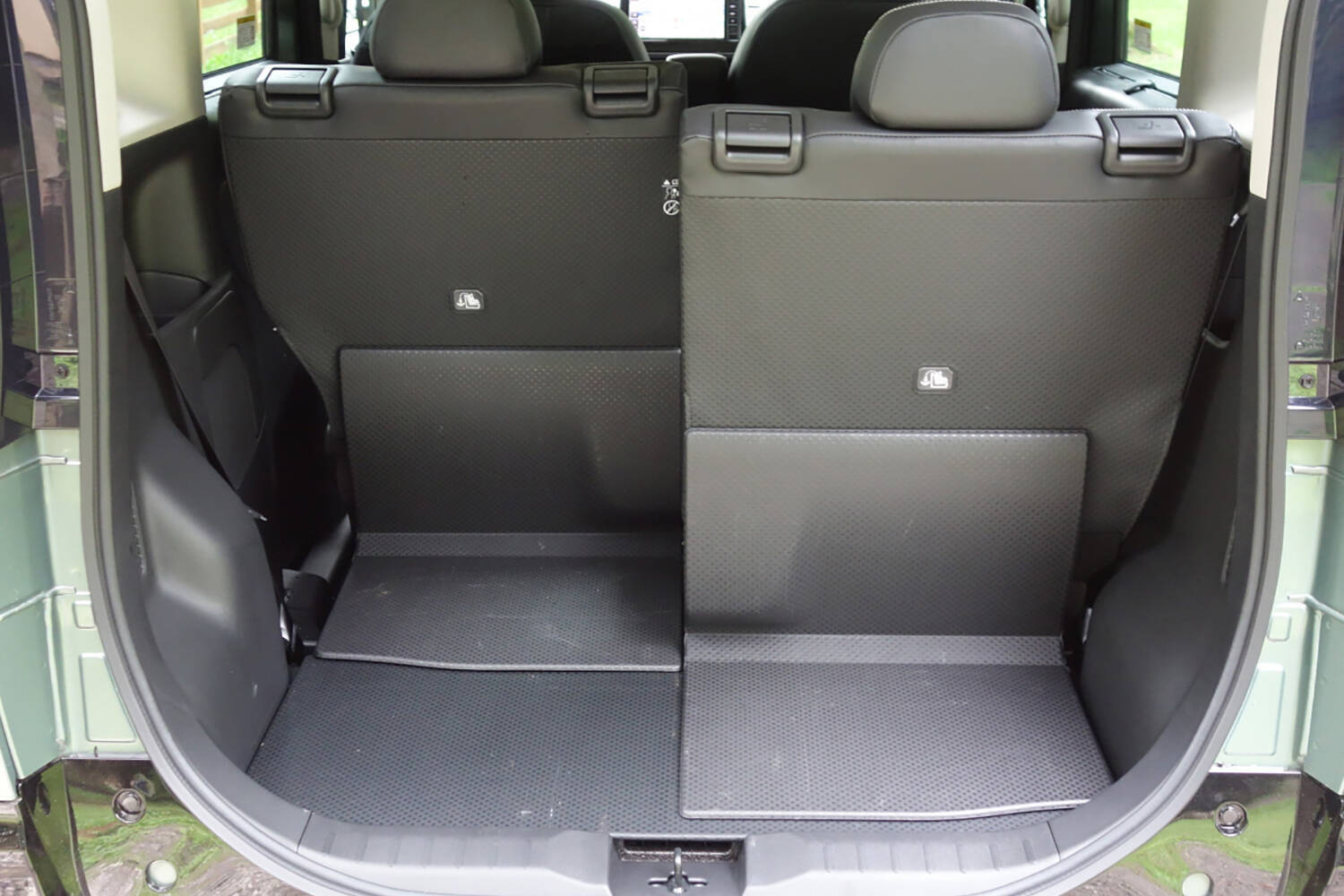 話題の「デリカミニ」の使える度がヤバイ！　大人２人＋愛犬の泊まり旅の荷物が余裕で積める衝撃