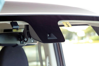 じつは新車販売店の生命線！　フロアマットがいまだに標準装備じゃなく「ディーラーオプション」なワケ