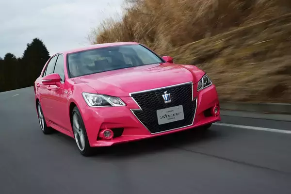 「SUVにはあるのにセダンやミニバンじゃ黄色や水色が選べない！　同じメーカーでもクルマによって「ボディカラー」の設定が異なるワケ」の画像