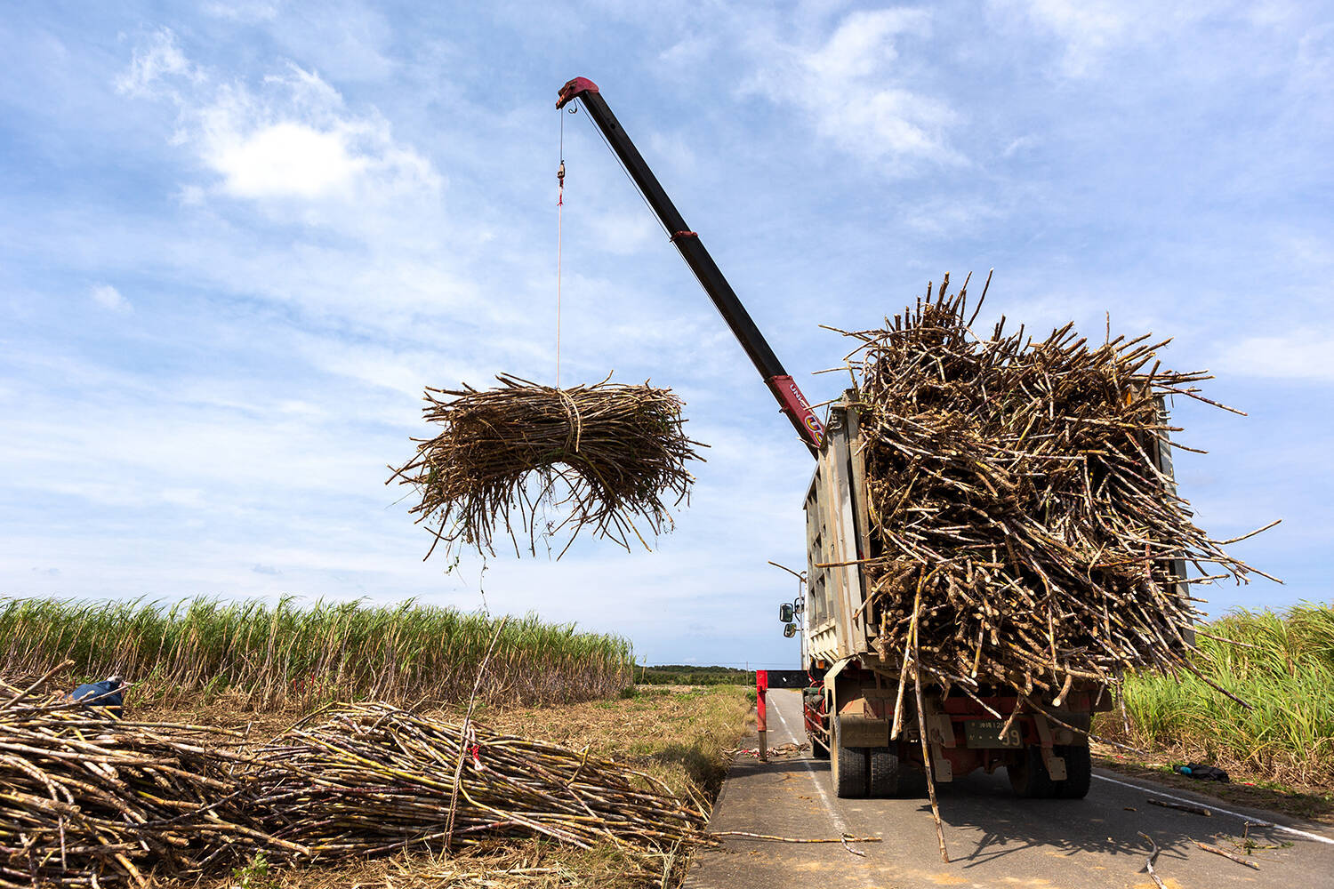 ドライバーはもちろん事業者にも罰則あり！　トラックの過積載は「懲役刑」の可能性もある重罪だった