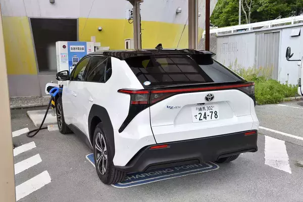 「ハイスペックな90kWの急速充電器に繋いだのに……充電が遅い？　じつは車両側で受け入れないEVが存在するワケ」の画像