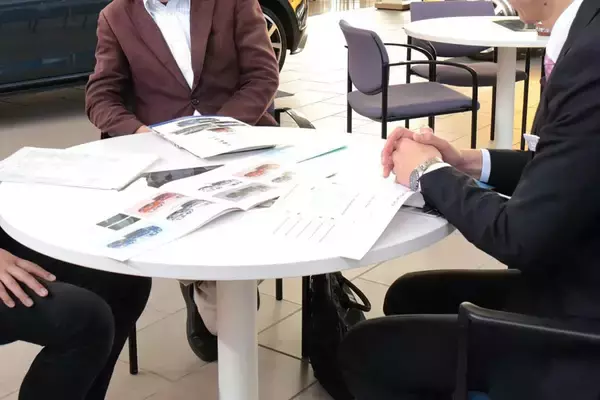 「販売はもちろんメンテ作業への不安！　週休３日も検討されはじめた新車ディーラーの人材不足問題」の画像