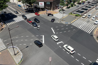 対向車が見えにくいからって鼻先を対向車線にはみ出して右折待ち！　よく見かけるこの光景じつは「違反」です!!