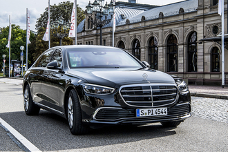 見た目はただのＳクラスだけど「手榴弾」「毒ガス」だって耐え抜く！　メルセデスの「S 680 ガード」がもはやスパイ映画のシロモノだった