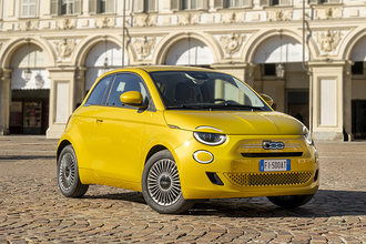 フィアット500もEVだけになっちゃったか……と思ったらエンジン搭載車が登場だと!?　しかも6速MT「だけ」とかやっぱフィアットはわかってらっしゃる!!