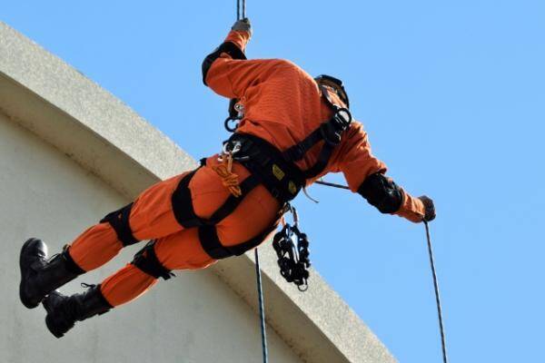 ディズニーランドの 消防士 が独身女性のハートに火をつけて詐欺 19年2月18日 エキサイトニュース