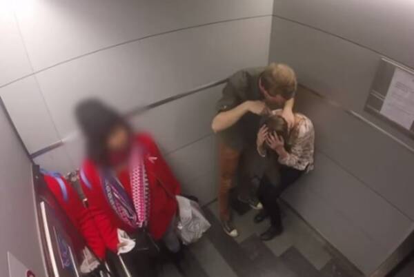エレベーター内で男女の喧嘩が始まったらどうする 53人中 仲裁に入ったのは 実験動画 14年11月19日 エキサイトニュース