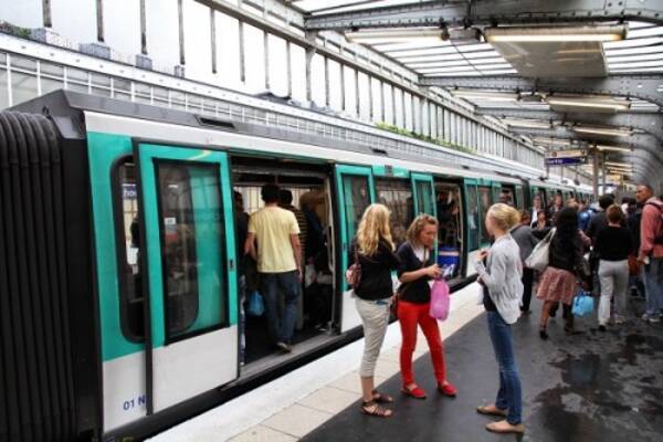 東京の満員電車よりひどい パリの地下鉄では94 の女性が 嫌がらせ を受けたことがある 2015年3月12日 エキサイトニュース