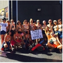 マドンナらがトップレスで抗議　海外で過熱する「フリーザニップル」運動とは？