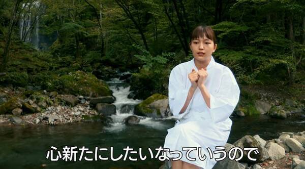 川口春奈、栃木県霧降高原で滝行に初挑戦「体も心も浄化したい」