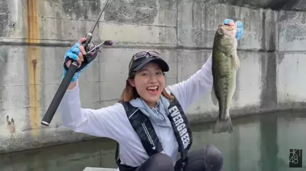 HKT48・今田美奈、山口県丸山ダムでデカバスを釣り上げ笑顔「良いサイズ！」