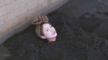 アイドル・吉川友、鹿児島県指宿市で砂蒸し風呂を初体験「考えた人天才」