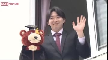 母校マスコット“ワセダベア”のぬいぐるみと一緒に　楽天入団の伊藤樹投手（秋田・美郷町出身）が入寮