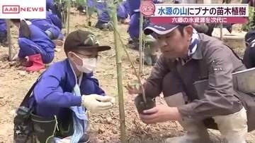 六郷湧水群の水源となっている七滝山に児童がブナの苗木植える　秋田・美郷町　水資源を次の世代に