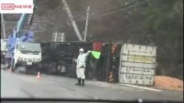 死亡したのは秋田・仙北市の４２歳女性　１５日由利本荘市の大型トラック横転事故