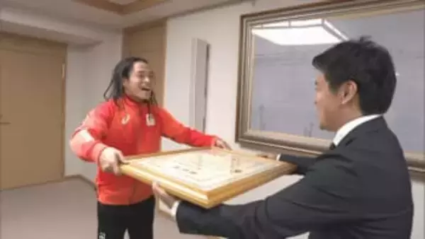 デフリンピック金メダル　佐々木琢磨選手に県民栄誉賞を授与