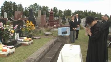 棟方志功５１回忌　遺族や関係者が墓参り