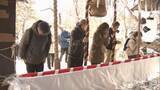 「震度６強の地震で被害を受けた八戸市の神社　初詣客でにぎわう」の画像1