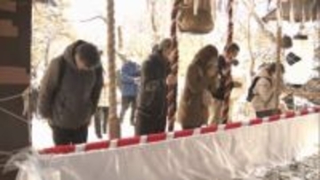 震度６強の地震で被害を受けた八戸市の神社　初詣客でにぎわう