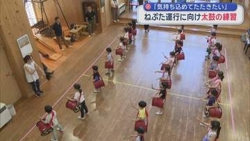 弘前ねぷた運行へ園児が太鼓の練習　「気持ち込めてたたきたい」