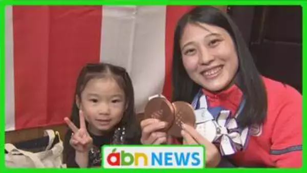 「メダル掲げ…子どもたちとの2ショットも! スキージャンプ五輪『銅』丸山希選手が地元でパレード!【長野・野沢温泉村】」の画像