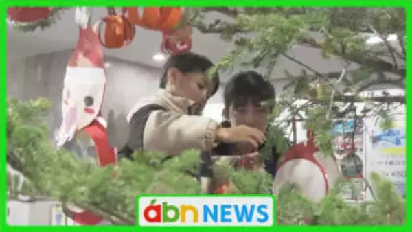 園児が手作りオーナメントでクリスマスツリーを飾り付け　サンタさんへの夢いっぱいのリクエストも続々【長野・松本市】