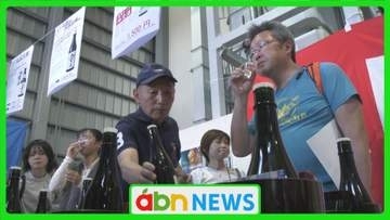 日本酒に親しむ人気イベント 酒蔵で見学会や試飲会 恒例の「酒粕詰め放題」に〝奮戦〟する姿も!【長野・池田町】