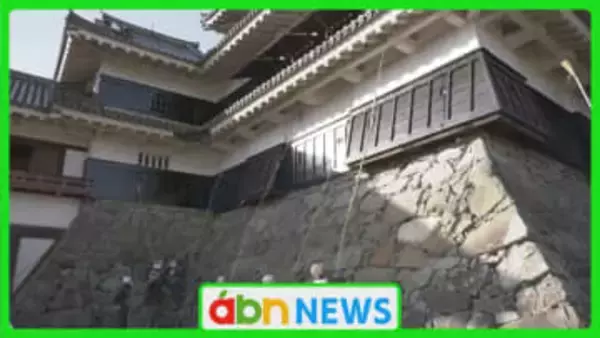 国宝・松本城で年末恒例のすす払い　新年を迎える準備が例年より早くスタート　門松も飾られ観光客も一足早くお正月気分【長野】