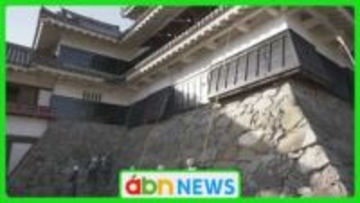 国宝・松本城で年末恒例のすす払い　新年を迎える準備が例年より早くスタート　門松も飾られ観光客も一足早くお正月気分【長野】