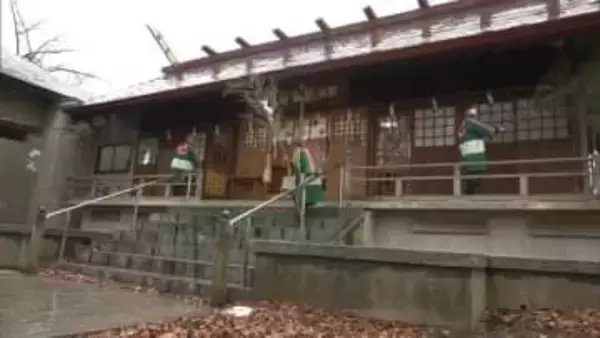 一年の汚れを払い清々しく新年を　秋田市の神社で恒例の「すす払い式」