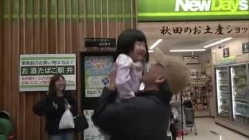 帰省ラッシュピーク　ゴールデンウィーク後半スタートでJR秋田駅は混雑　家族との久々の再会を喜ぶ姿も