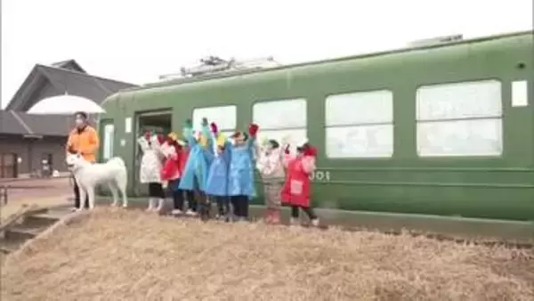 「春ですよ、起きて！」青ガエル、冬眠から目覚め一般公開始まる　園児が車両内の探索楽しむ　秋田・大館市