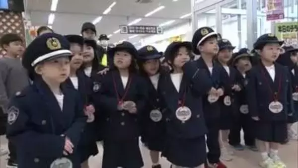 幼稚園児が一日警察官に　「交通事故に気を付けて」買い物客らに交通安全呼びかける　秋田・湯沢市