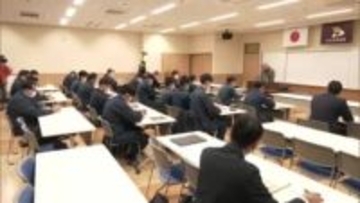 「秋のクマは強い」クマ対応で秋田に派遣の銃器対策部隊　地元猟友会からクマの習性などを学ぶ