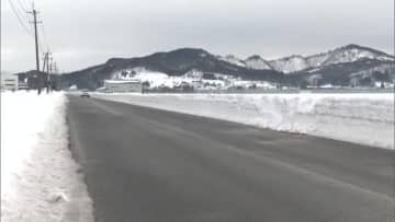 市道を歩いていた男性（49）が死亡　車2台に相次いではねられる　道路脇には雪の壁　秋田・湯沢市