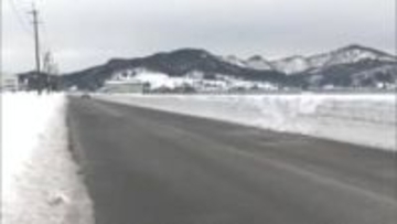 市道を歩いていた男性（49）が死亡　車2台に相次いではねられる　道路脇には雪の壁　秋田・湯沢市