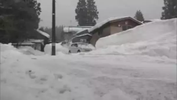 自宅前で除雪中、家庭用除雪機に巻き込まれる　70代男性が意識不明の重体　秋田・横手市
