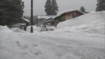 自宅前で除雪中、家庭用除雪機に巻き込まれたか　70代男性が意識不明の重体　秋田・横手市