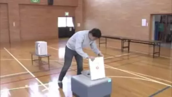 衆院選の投票所設営作業進む　期日前投票率は前回衆院選上回る　秋田