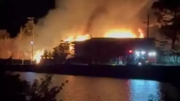 秋田市金足で住宅1棟と隣家の一部焼く火事　火元の1人暮らしの70代男性、両手にやけど