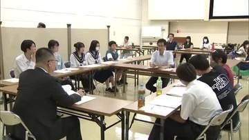 中学生が模擬裁判に挑戦　検察側と弁護側に分かれて演じる　シナリオなしで証人尋問に臨む　秋田市