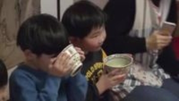 園児が楽しく茶道を体験　旧金子家住宅でお茶会　礼儀作法や飲み方学ぶ　秋田市