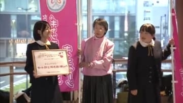 高校生がデートDV防止を呼びかけ 国際ガールズ・デーに合わせチラシやSOSカード配布 秋田市