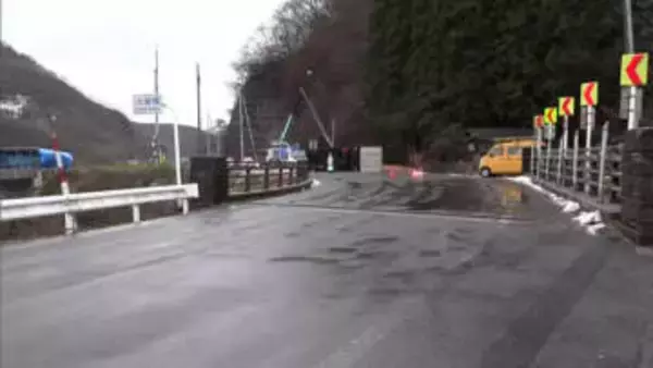 大型トラックが道路脇の電柱に衝突し横転　女性運転手が死亡　秋田・由利本荘市の国道107号