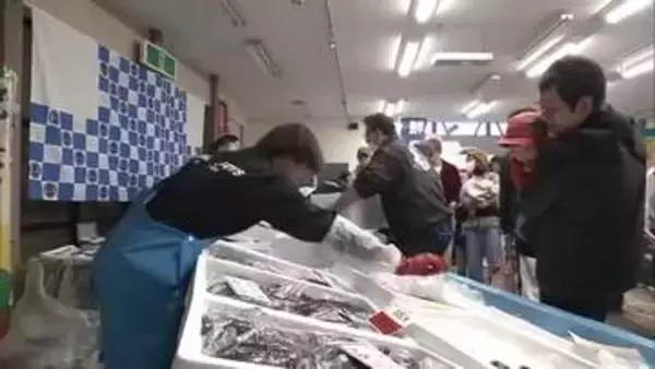 若手漁師が初企画　新鮮魚介の直売会にぎわう　秋田市
