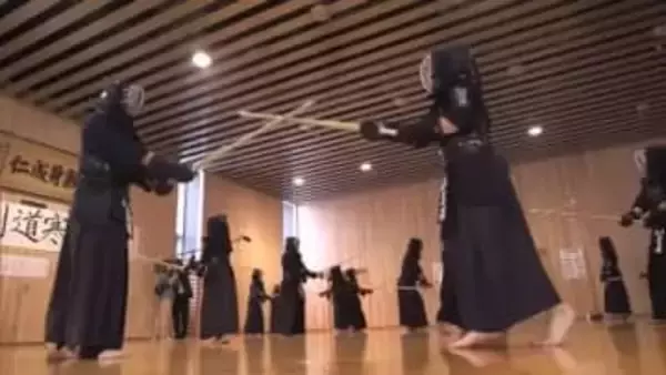 寒さに負けず小学生剣士が寒稽古　警察官相手に竹刀を打ち込む　秋田市